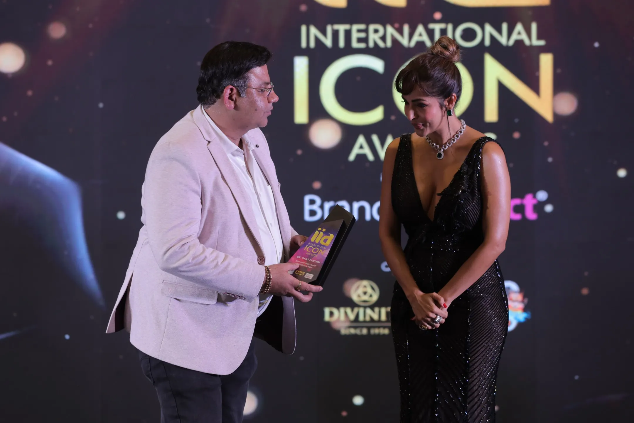 Dr. Vikas Panthri receiving the International Icon Award for Best Hair Transplant Surgeon